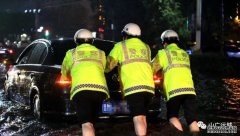 盐湖公安交警：大雨中最靓丽的“浇”警